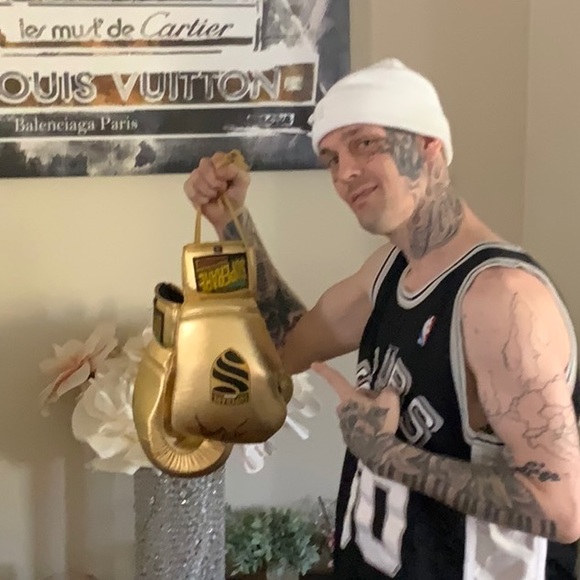 Signed Aaron Carter gloves - Picture 3 of 6